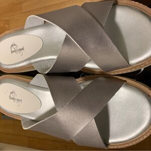 Chic Silver Women's Cross-Band Sandals - NEW NEVER WORN